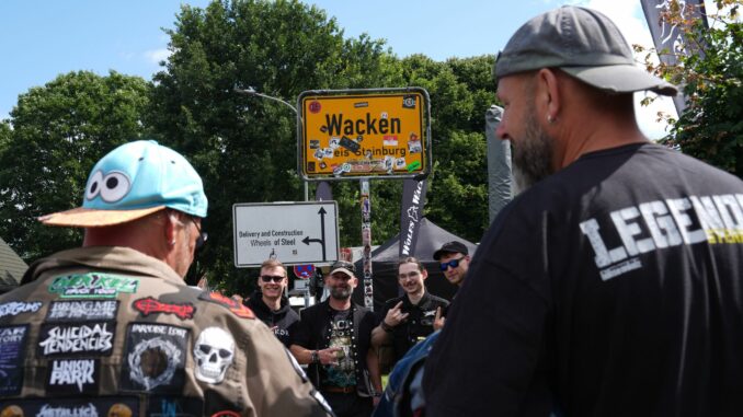 Vor dem Start des Wacken Open Air Beliebtes Motiv: Das Ortschild von Wacken.
