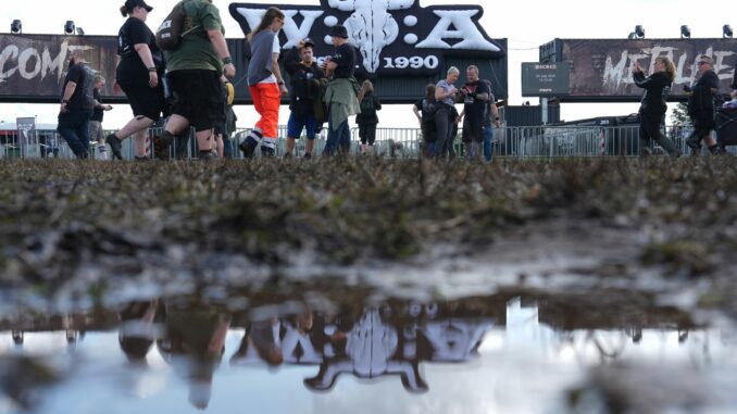 Wacken Open Air Teile des Wackener Festivalgeländes sind bereits matschig.