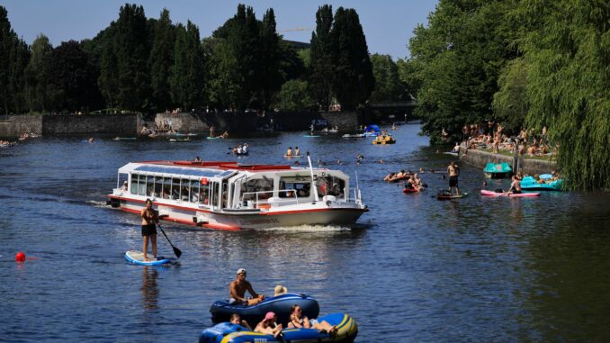 Zur Wochenmitte kann es bei hochsommerlichen Temperaturen wieder voll auf der Alster werden. (Archivbild)