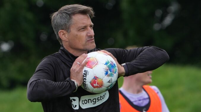 Trainer Alexander Blessin vom FC St. Pauli Trainer Alexander Blessin und der FC St. Pauli sind im Trainingslager in Österreich angekommen.