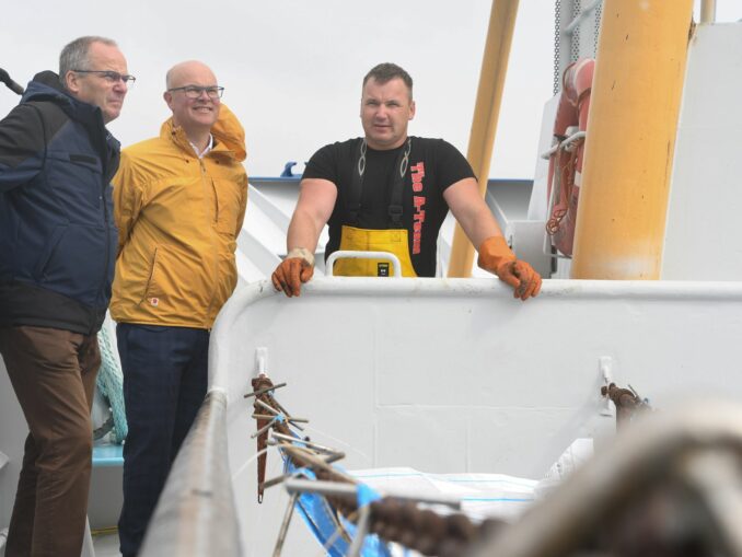 Die Minister haben gemeinsam mit Vertretern der Muschelwirtschaft und von Umweltverbänden eine neue Vereinbarung unterzeichnet.