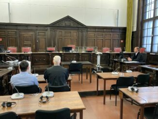 Der Angeklagte soll dreimal mit einer Pistole auf einen Polizisten geschossen haben, ohne ihn zu treffen.