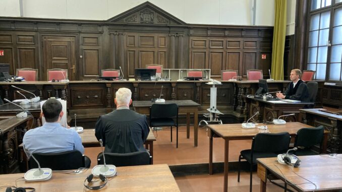 Prozess um versuchten Mord an Polizisten Der Angeklagte soll dreimal mit einer Pistole auf einen Polizisten geschossen haben, ohne ihn zu treffen.