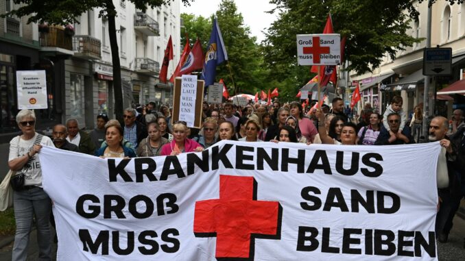Demonstration am Krankenhaus Groß-Sand in Hamburg Mehrere hundert Demonstrantinnen und Demonstranten sind am Dienstagabend durch Hamburg-Wilhelmsburg gezogen.