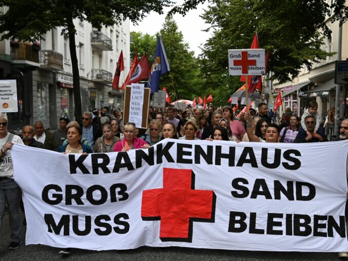 Mehrere hundert Demonstrantinnen und Demonstranten sind am Dienstagabend durch Hamburg-Wilhelmsburg gezogen.