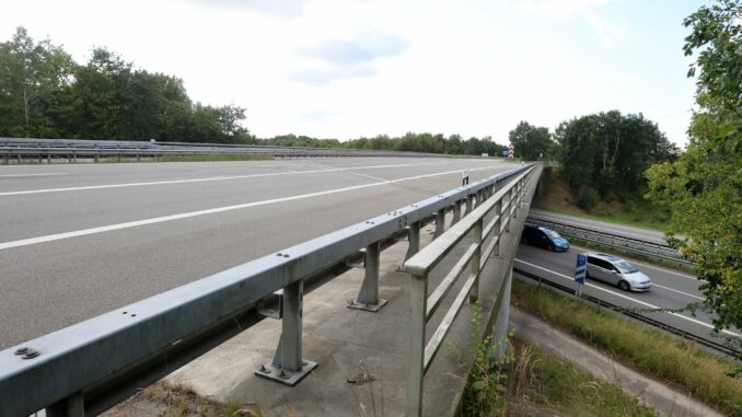 A7 am Horster Dreieck gesperrt Die Autobahn 7 ist in der Nähe des Horster Dreiecks ab sofort gesperrt. Bei Bauarbeiten wurden Schäden an einer Brücke entdeckt.