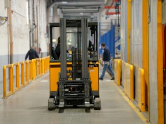 Ein Gabelstapler fährt durch die Werkshalle der Jungheinrich AG. (Archivbild)
