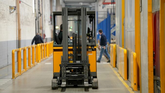 Jungheinrich Ein Gabelstapler fährt durch die Werkshalle der Jungheinrich AG. (Archivbild)