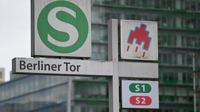 S-Bahn-Station Berliner Tor Ein junger Mann stürzt am S-Bahnhof Berliner Tor in die Gleise. (Symbolbild)