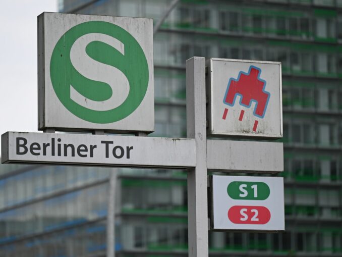 Ein junger Mann stürzt am S-Bahnhof Berliner Tor in die Gleise. (Symbolbild)