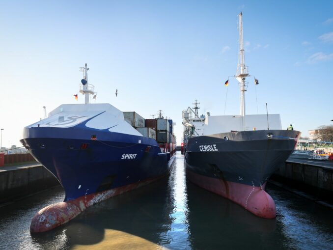 Der Nord-Ostsee-Kanal wird jedes Jahr von mehr als 20.000 Schiffen befahren. (Symbolbild)