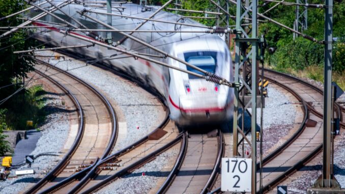 Vor der Streckenvollsperrung Hamburg - Berlin Fernzüge zwischen Hamburg und Berlin werden mit Baubeginn ab 1. August umgeleitet und brauchen rund 45 Minuten länger.