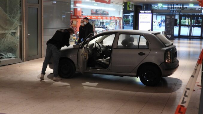 Auto fährt in Juweliergeschäft von Hamburger Einkaufszentrum Mitten in der Nacht krachte das Auto in das Schaufenster.