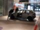 Mitten in der Nacht krachte das Auto in das Schaufenster.