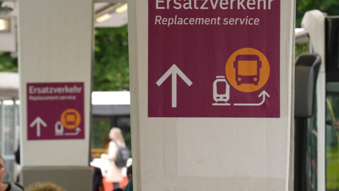 Bus-Umsteigepunkt in Hamburg wegen Generalsanierung Am Freitagmorgen ist der Ersatzverkehr auf der Strecke Hamburg-Berlin angelaufen. (Archivbild)