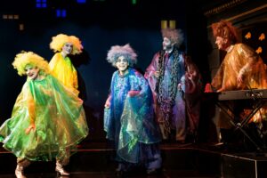 5 Schauspieler als Geister auf der Bühne