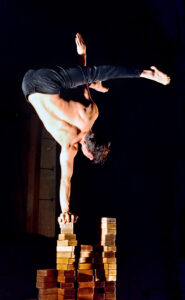 Artist auf einer Hand stehend